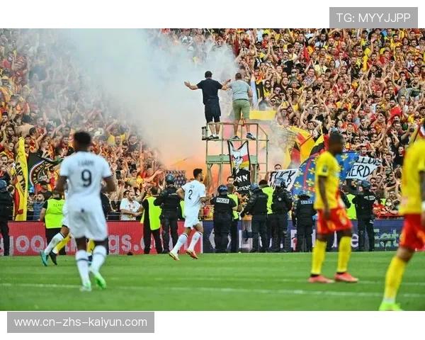 球迷烟火投掷导致意甲比赛中断，裁判组紧急清理场地